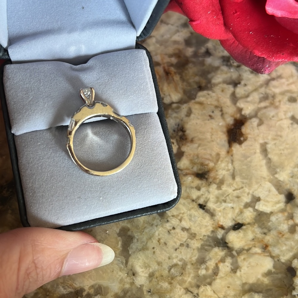 Princess cut. Diamond. Engagement Ring - Picture 11 of 16
